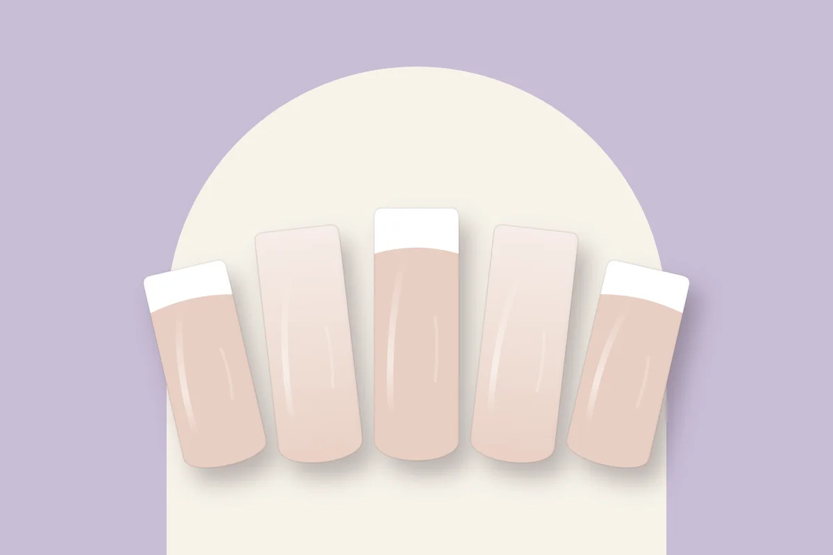 Cinq ongles carrés rallongés au gel sur chablon, french blanche et nude transparent, sur fond lilas