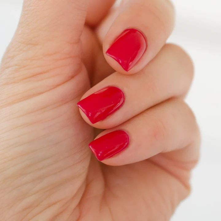 Ongles courts rouge vif