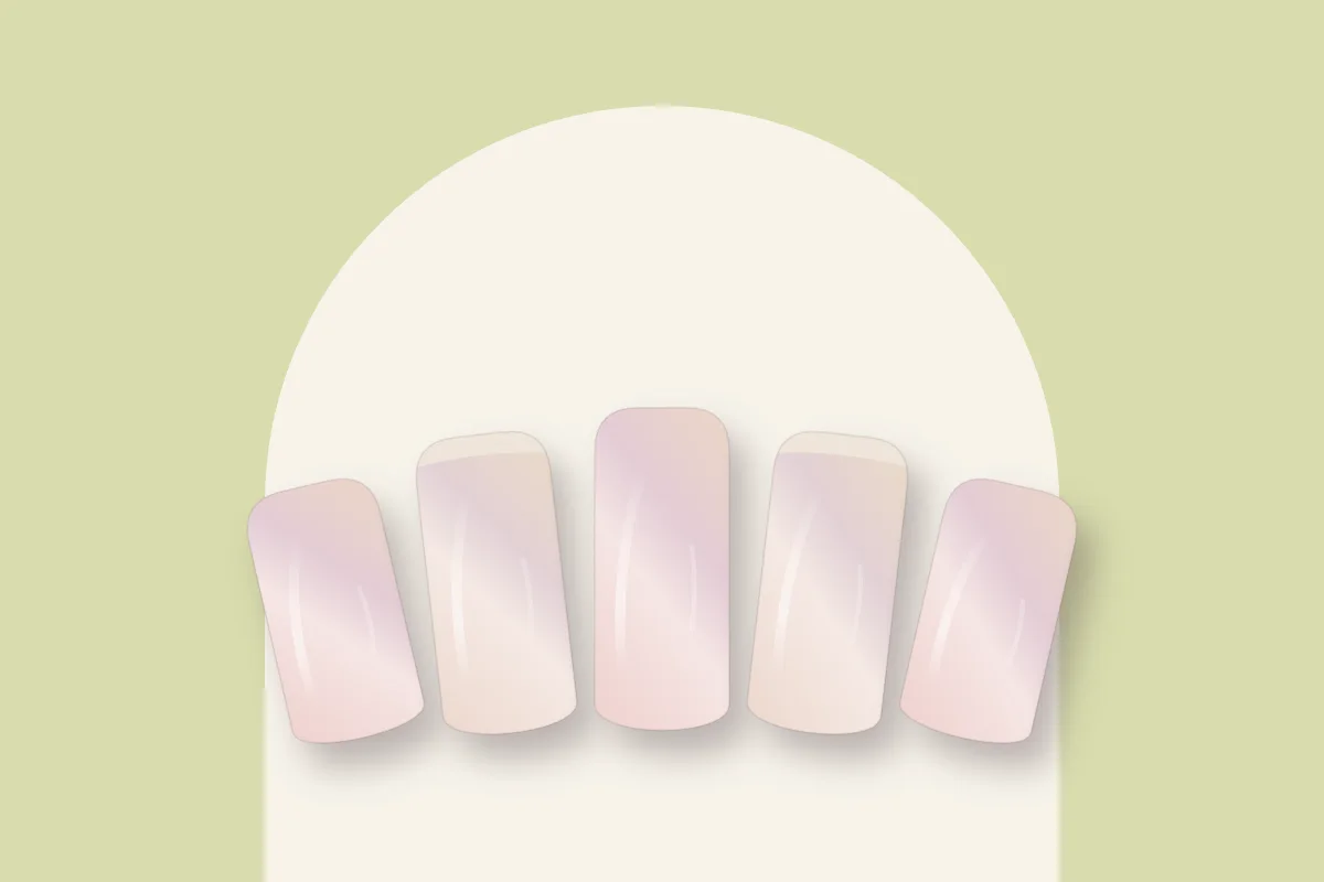 Cinq ongles naturels lisses et brillants, rose pâle et nude, sur fond pistache