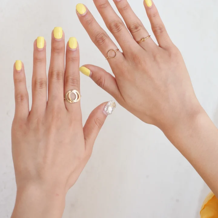 Ongles courts jaune pastel