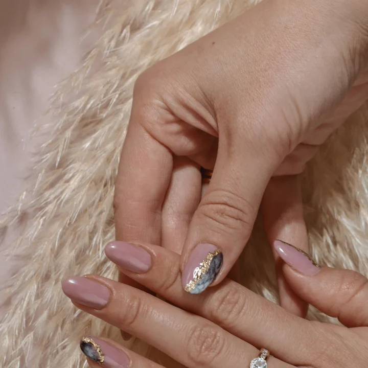 Manucure taupe avec un ongle décoré argent