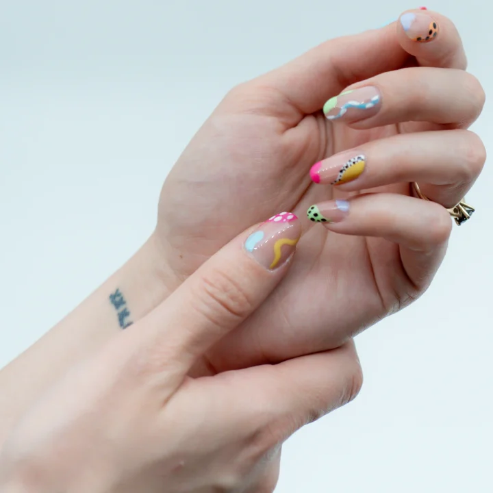 Ongles aux accents graphiques multicolores