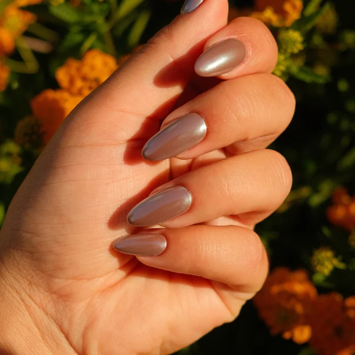 Ongles amande taupe aux reflets métalliques