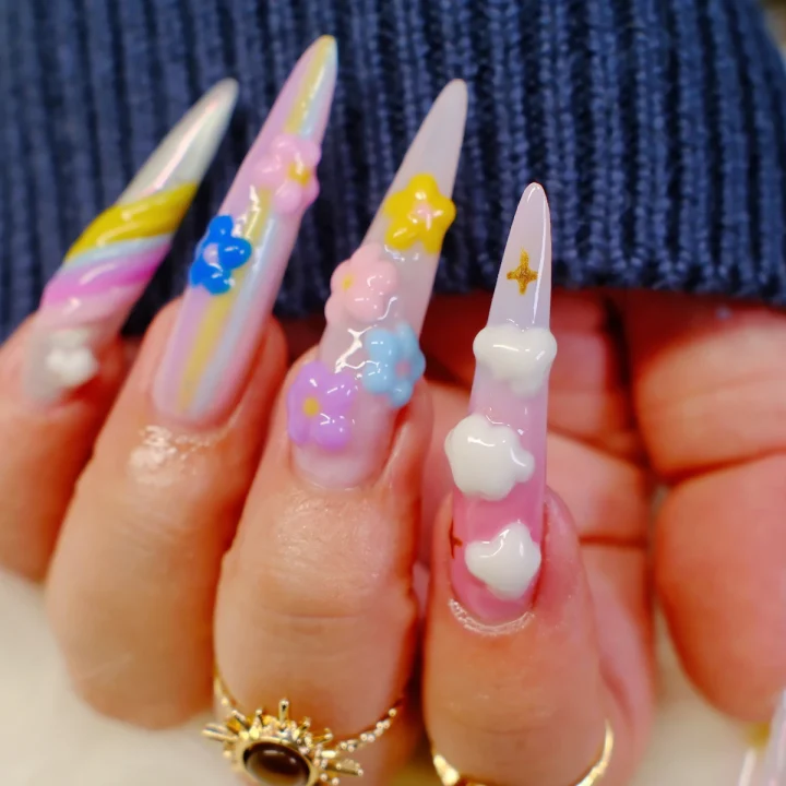 Ongles longs ornés de motifs en relief colorés