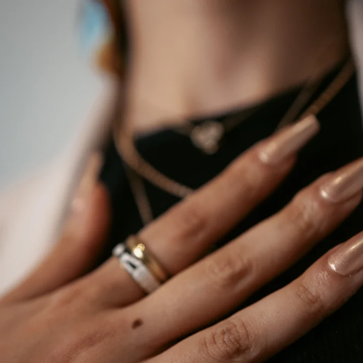 Ongles longs nude caramel et bague fine