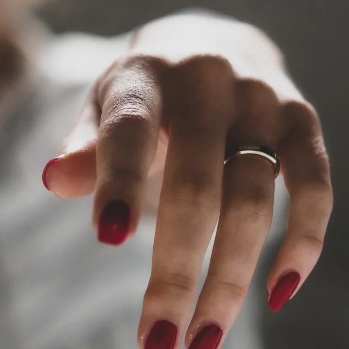 Ongles courts rouge profond