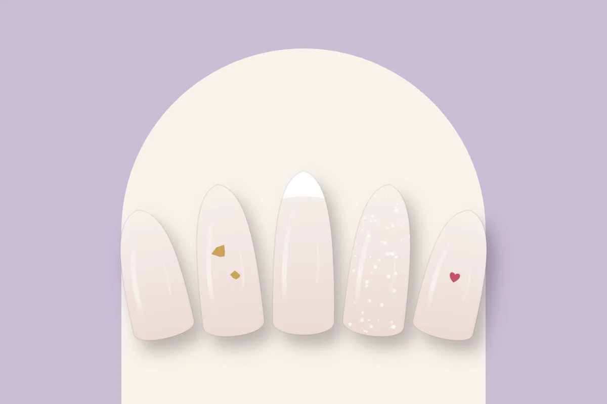 Cinq capsules blanc laiteux : uni, feuille d’or, french blanche, paillettes et petit cœur rouge, sur fond lilas