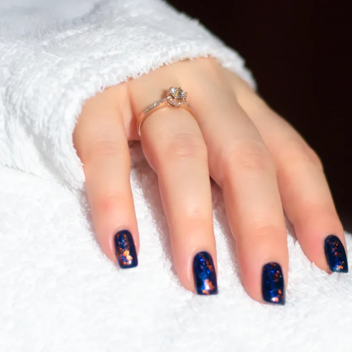 Ongles courts bleu marine pailletés