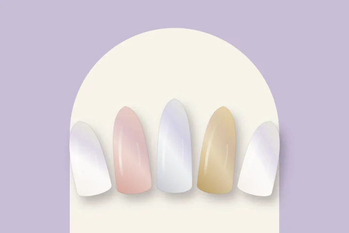 Cinq capsules chrome : perle glacée, rose gold, argent miroir et or miroir, sur fond lilas