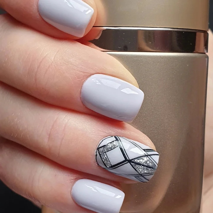 Ongles gris perle avec un accent marbré noir et blanc