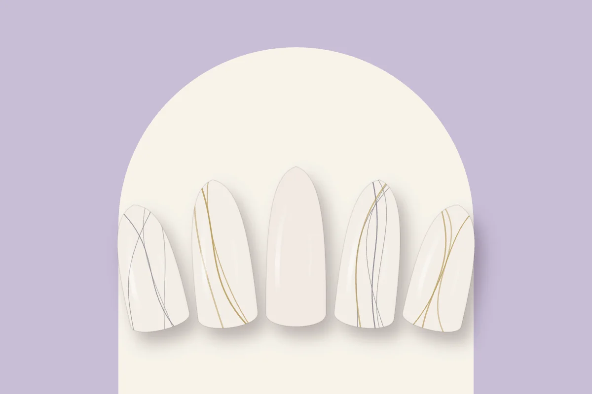 Cinq capsules effet marbre blanc, veinées de gris et d’or, avec un ongle laiteux uni, sur fond lilas