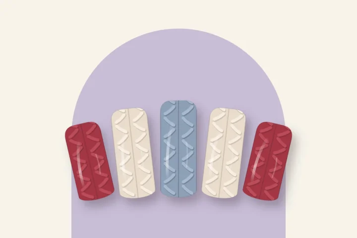 Cinq capsules effet pull : torsades en relief rouge, crème et bleu glacier, sur fond crème