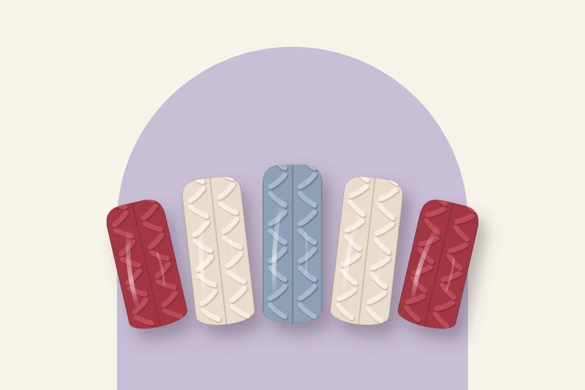 Cinq capsules effet pull : torsades en relief rouge, crème et bleu glacier, sur fond crème