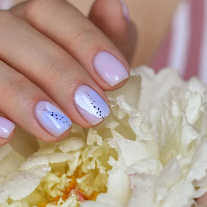 Ongles lilas pastel ornés de petits points