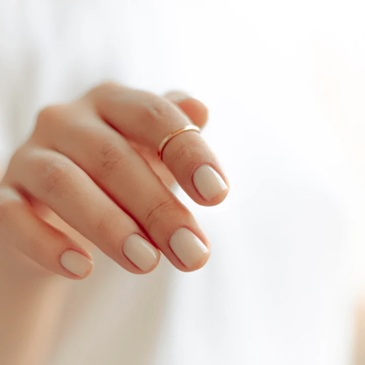 Ongles courts beige nude