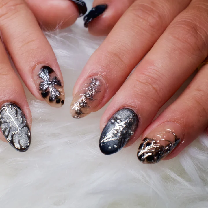 Ongles amande noirs et argent avec motifs