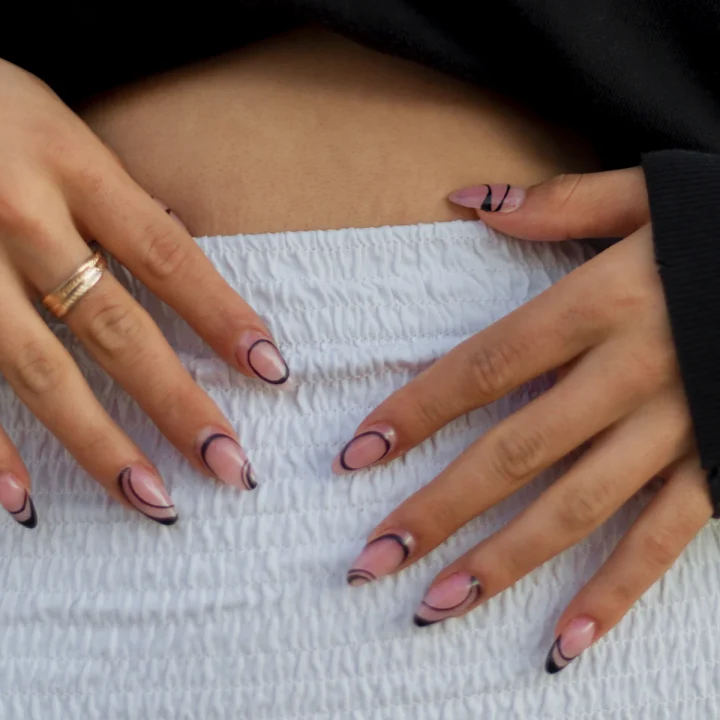 Ongles amande nude soulignés d’un contour noir