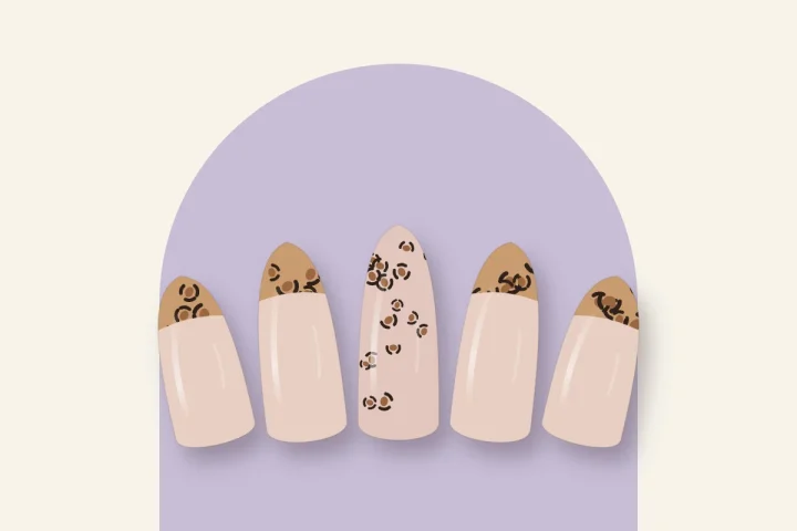 French léopard sur ongles amande : bord libre caramel tacheté sur base nude, un ongle entièrement léopard