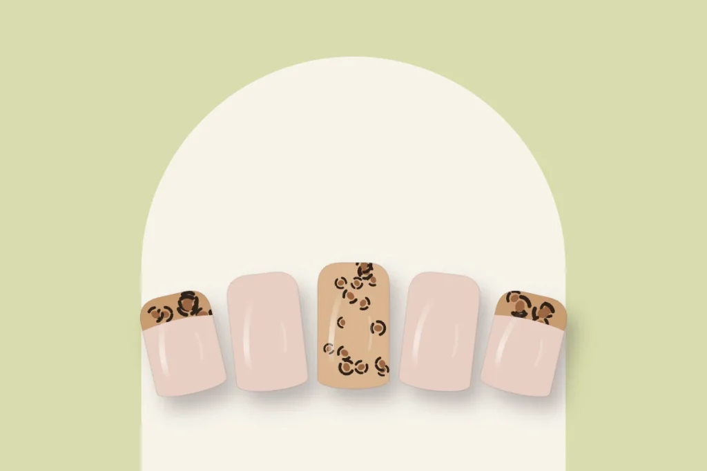 Ongles courts squoval : french léopard sur le pouce et l’auriculaire, nude sur les autres doigts, léopard sable en accent