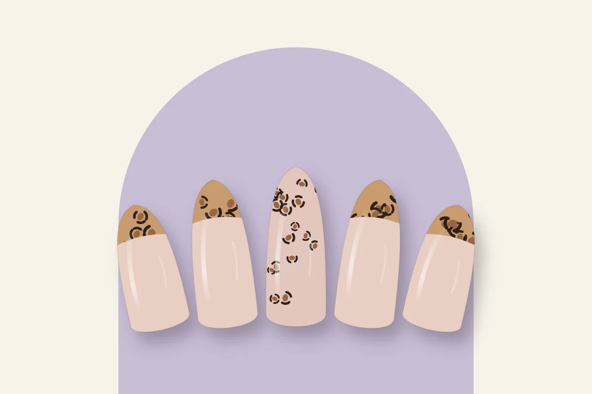 French léopard sur ongles amande : bord libre caramel tacheté sur base nude, un ongle entièrement léopard