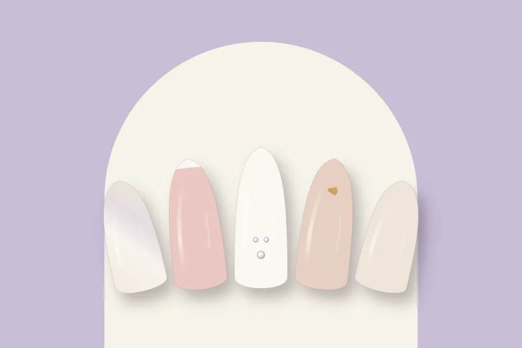 Manucure de mariage : blanc lacté nacré, micro-french, strass, touche dorée et nude, sur fond lilas