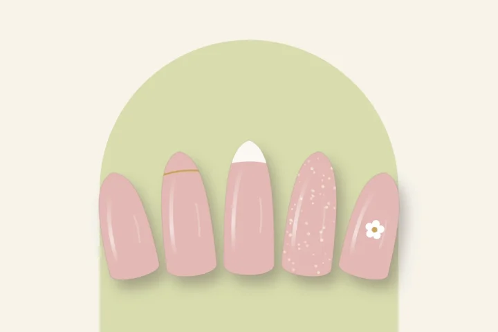 Cinq capsules rose poudré : uni, liseré doré, french blanche, paillettes fines et fleur blanche, sur fond crème