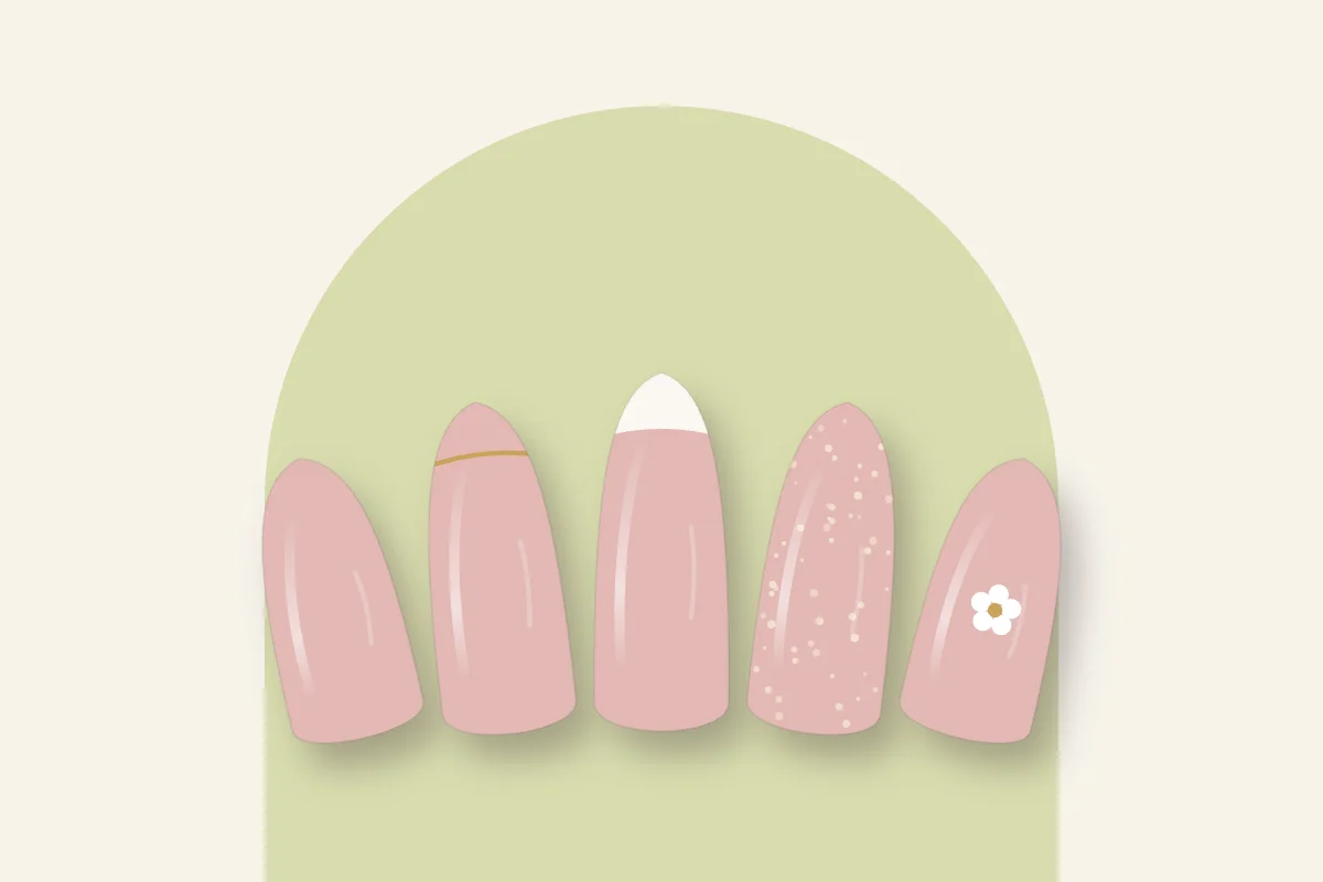 Cinq capsules rose poudré : uni, liseré doré, french blanche, paillettes fines et fleur blanche, sur fond crème