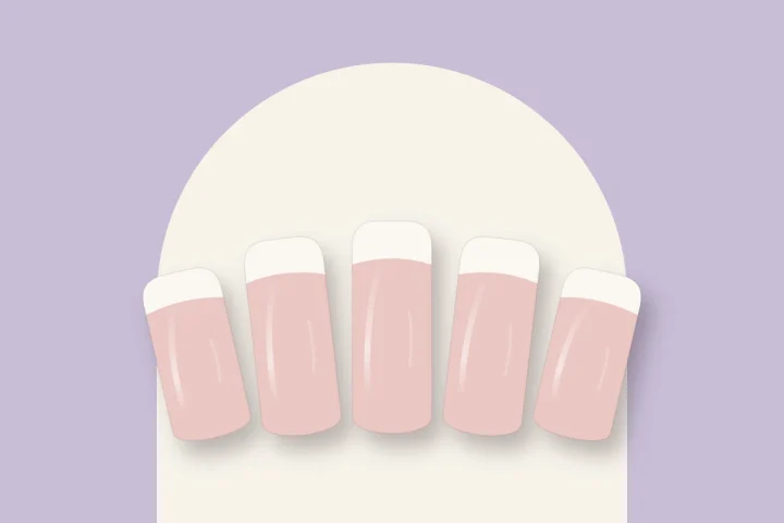 French manucure blanche classique sur cinq ongles squoval, base rose pâle