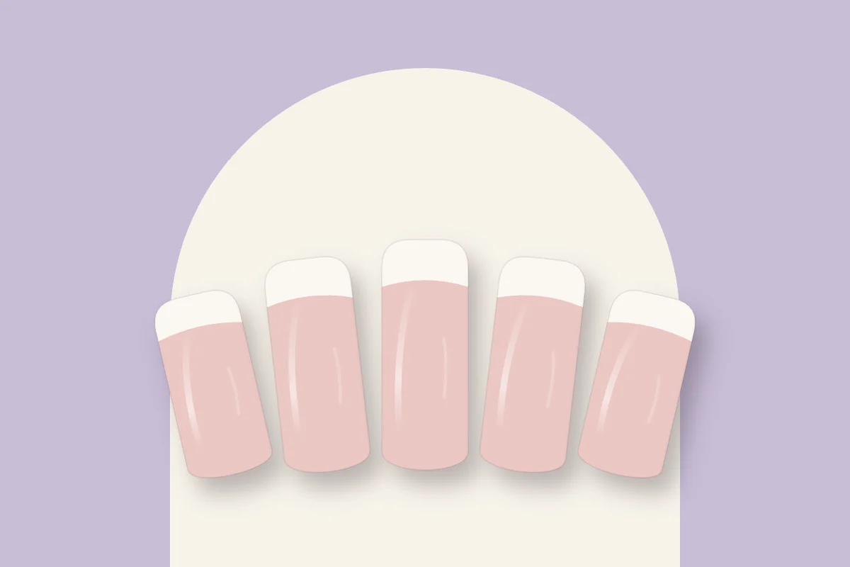 French manucure blanche classique sur cinq ongles squoval, base rose pâle