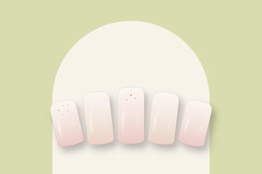 Baby boomer sur ongles courts, avec paillettes argentées et dorées au bord libre