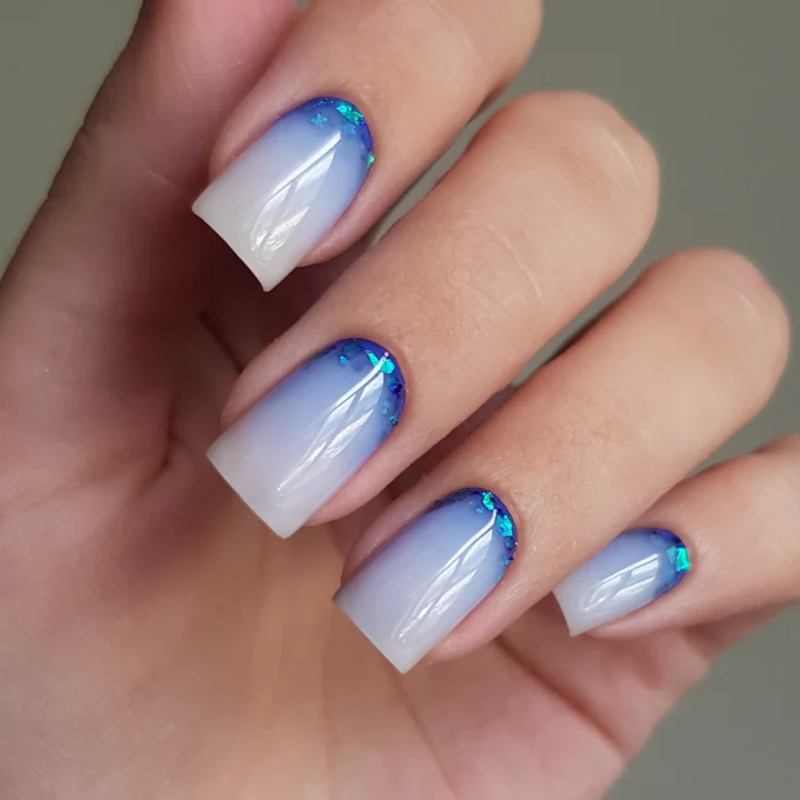 Ongles carrés en dégradé blanc et bleu