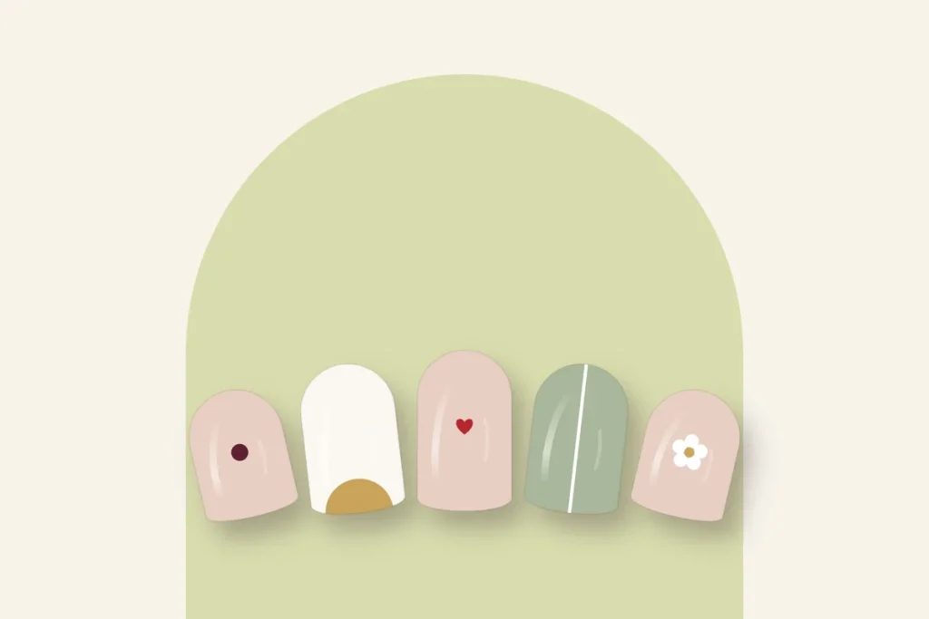 Nail art sur ongles courts ronds : point unique, demi-lune dorée, petit cœur rouge, ligne blanche sur sauge et fleur blanche
