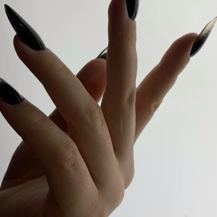 Ongles longs noirs en forme stiletto