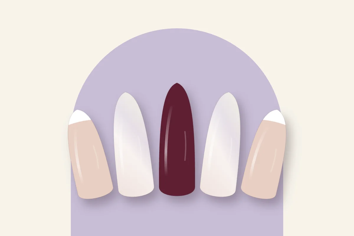 Cinq longues capsules amande en pose américaine : french blanche, blanc nacré et cerise noire, sur fond crème